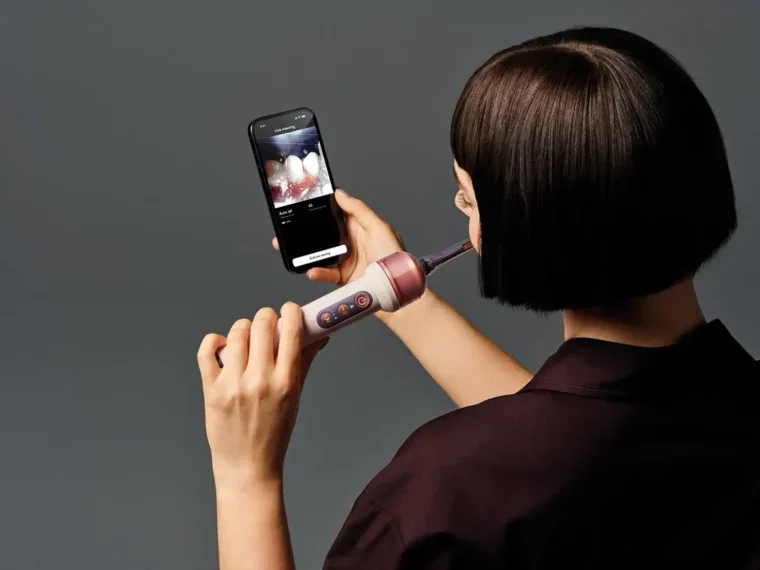 Kézbe vettük a fogkefét: A Dyson CameraJet esete a fürdőszobai lustasággal