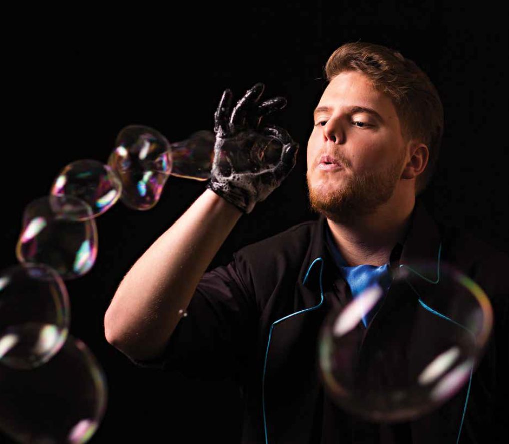 Vízgömb show papíralapon – Beszélgetés Kristály Mártonnal