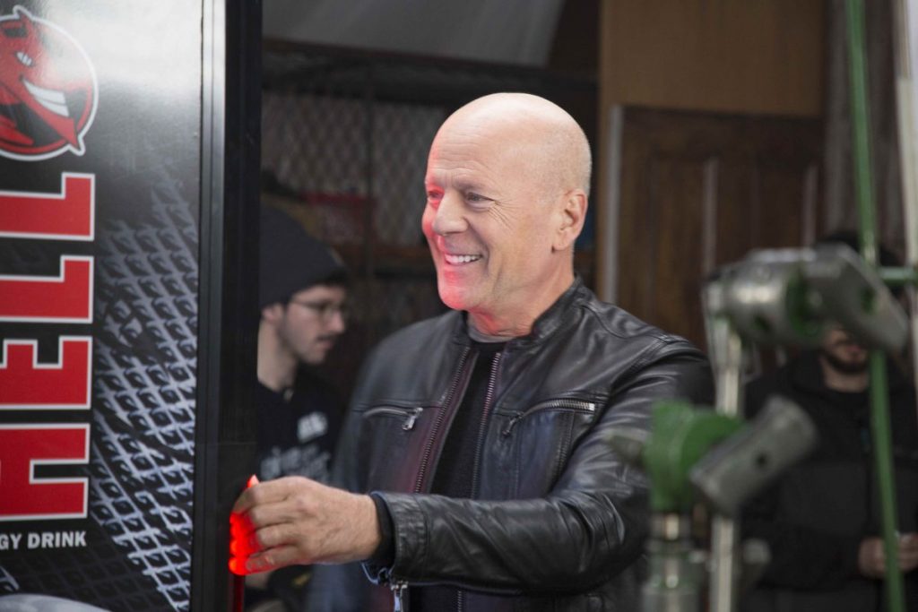 Bruce Willis dupláz a HELL-lel és a világ legjobb nőjével forgat
