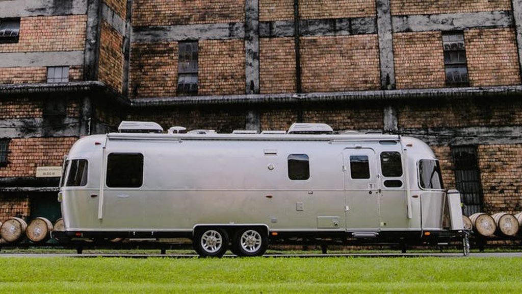 Az Airstream legújabb luxus lakókocsija