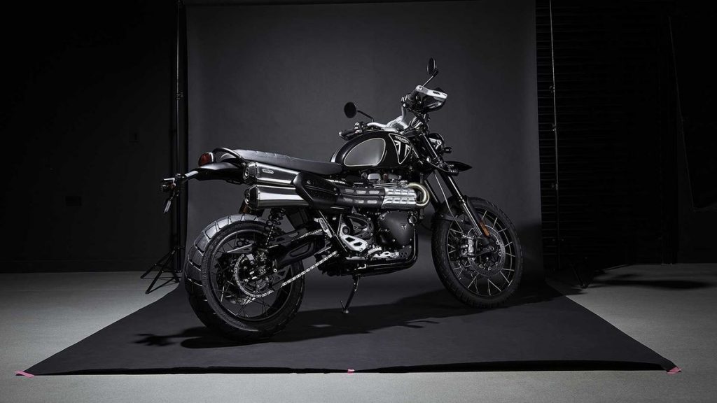 Triumph Scrambler Bond stílusban