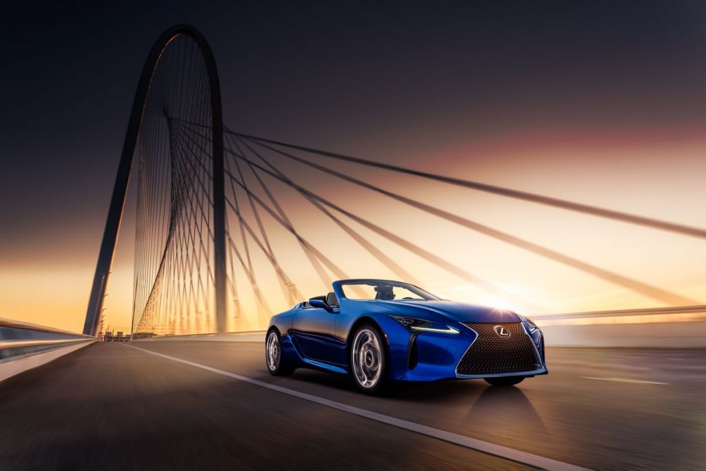 Luxushajókhoz passzoló limitált szériás kabriót kínál a Lexus