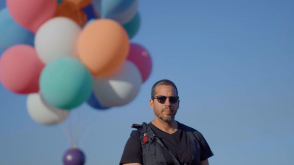 Csaknem 7600 méterig emelkedett David Blaine óriási színes léggömbökkel