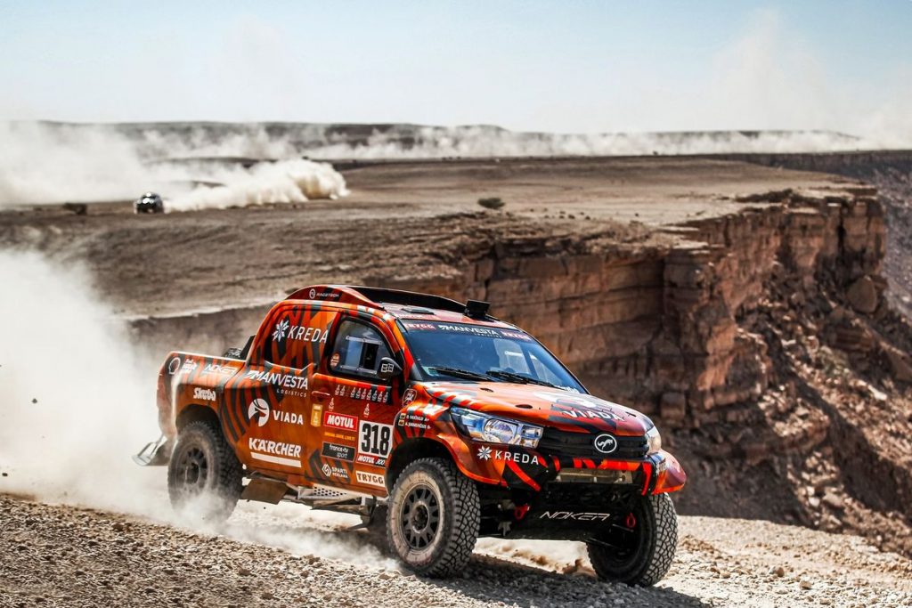 Eladó egy Lexus motoros Toyota Hilux, egyenesen a Dakar raliról