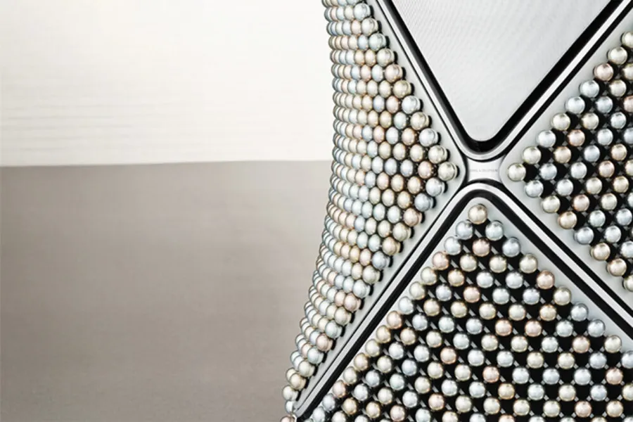 Bang & Olufsen Atelier Editions kísérőcsomag – miniatűr alumínium szobor és egyedi szállítódoboz