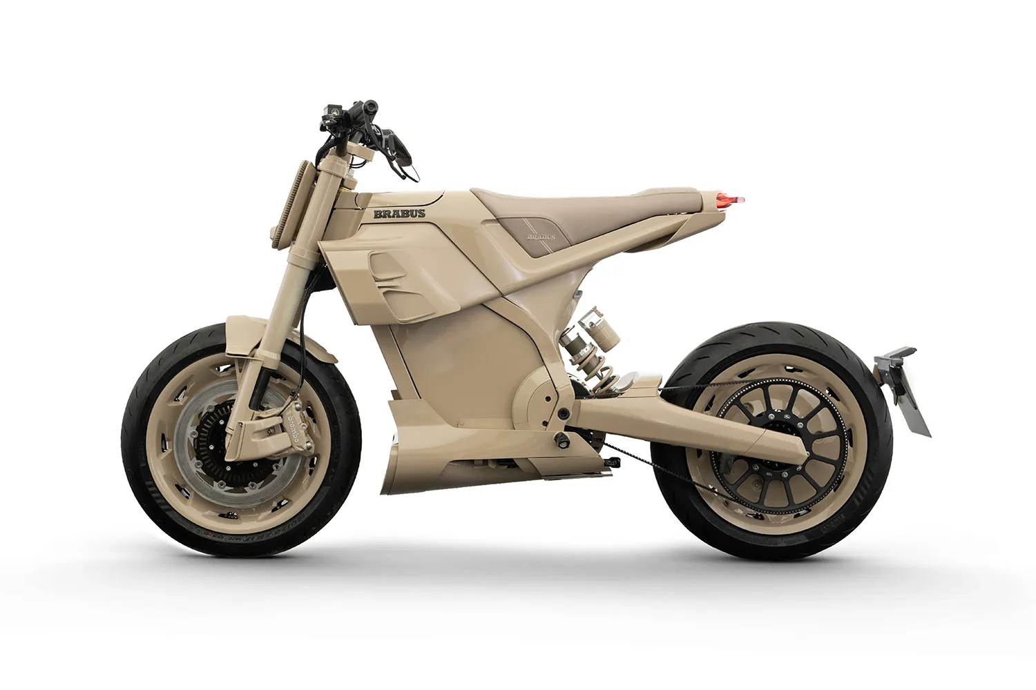 A 2026-os Milánói Design Héten debütált a francia DAB Motors-szal közös elektromos szériájuk, ami messze áll a vérszegény robogók világától; ez egy kőkemény stílusnyilatkozat, ami a luxust és a nyers erőt házasítja össze a halk suhanással.