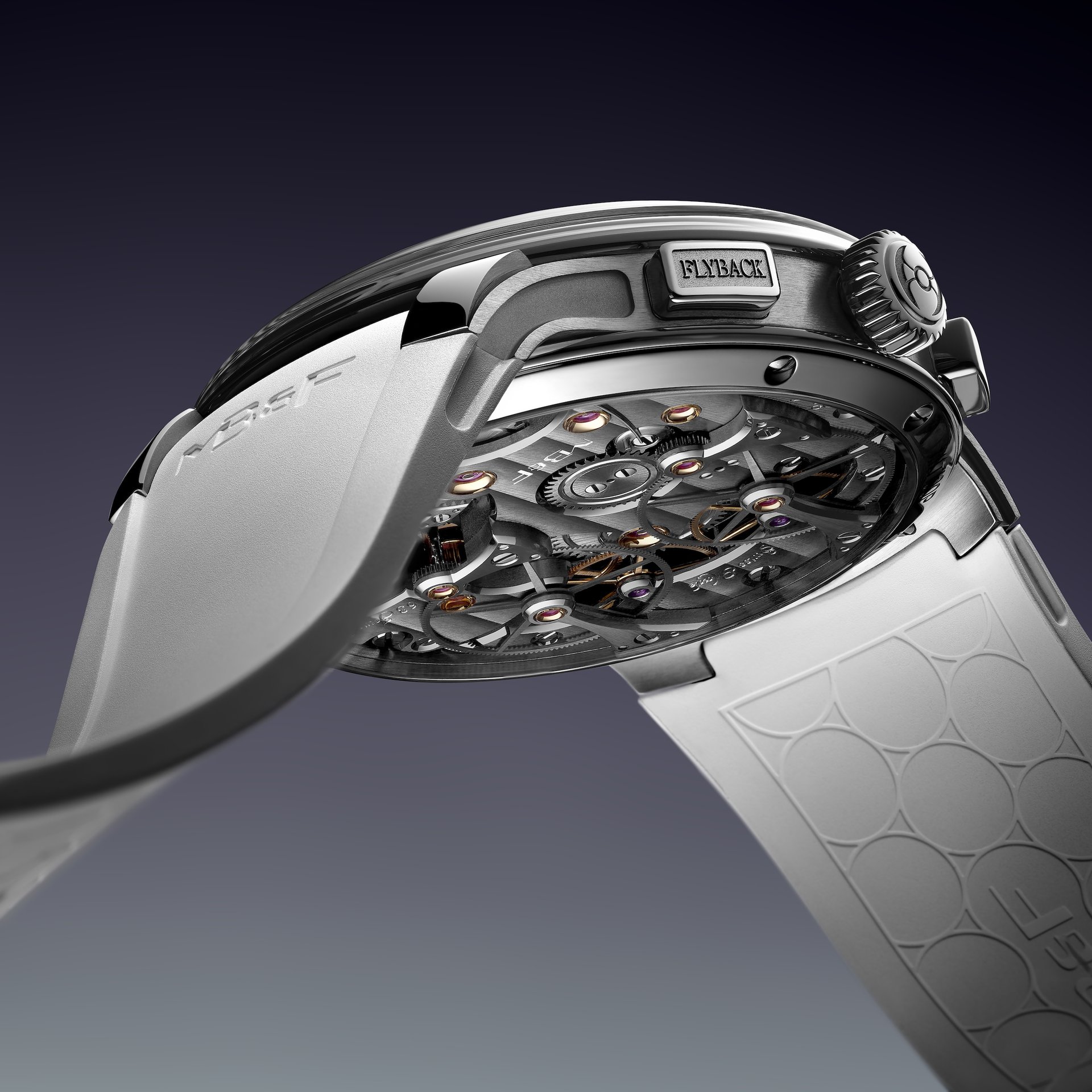 MB&F Legacy Machine Sequential Flyback EVO 2026 — aquamarin tárcsalap, titánkeret, kettős kronográf flyback funkcióval (lifestyle 3)