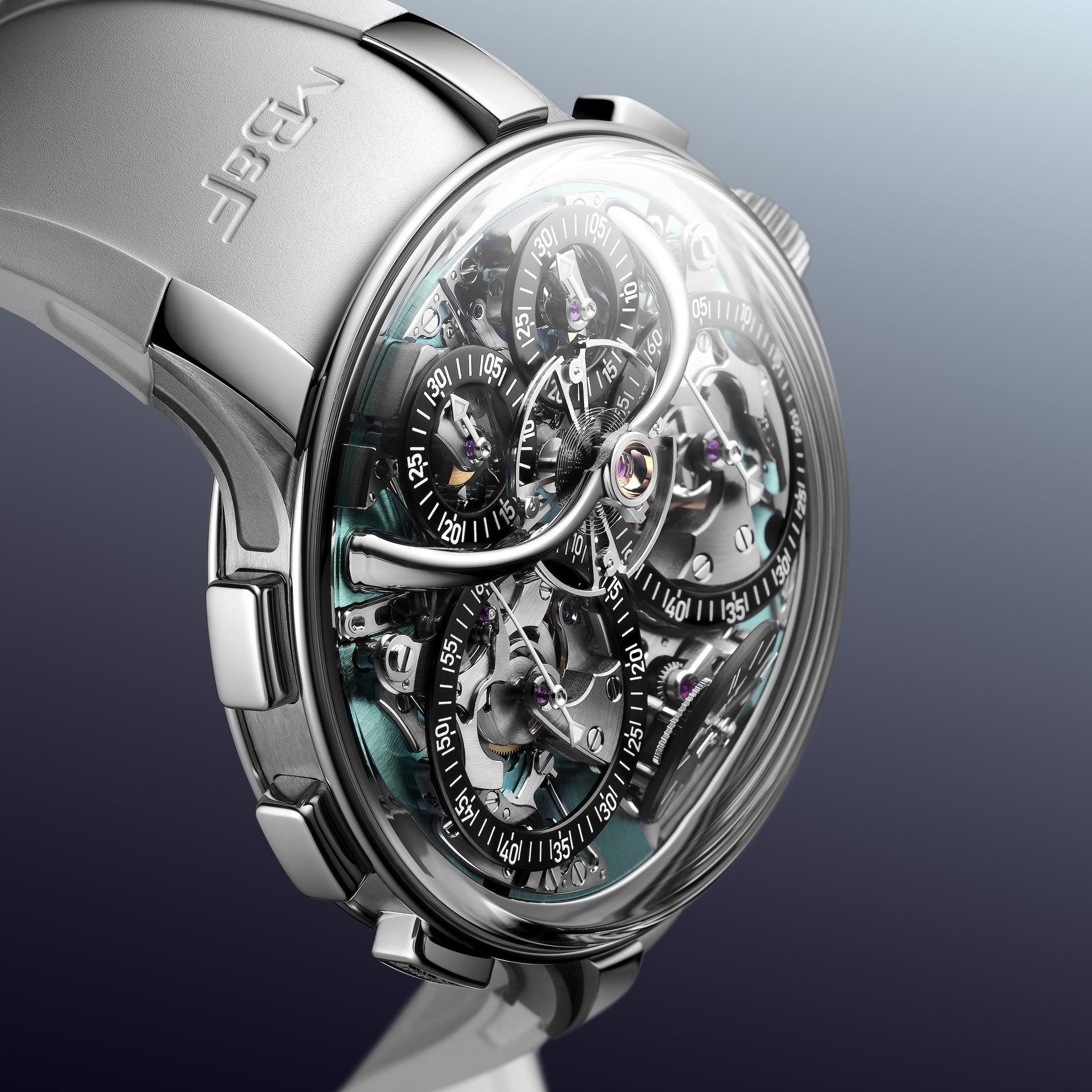 MB&F Legacy Machine Sequential Flyback EVO 2026 — aquamarin tárcsalap, titánkeret, kettős kronográf flyback funkcióval (lifestyle 4)