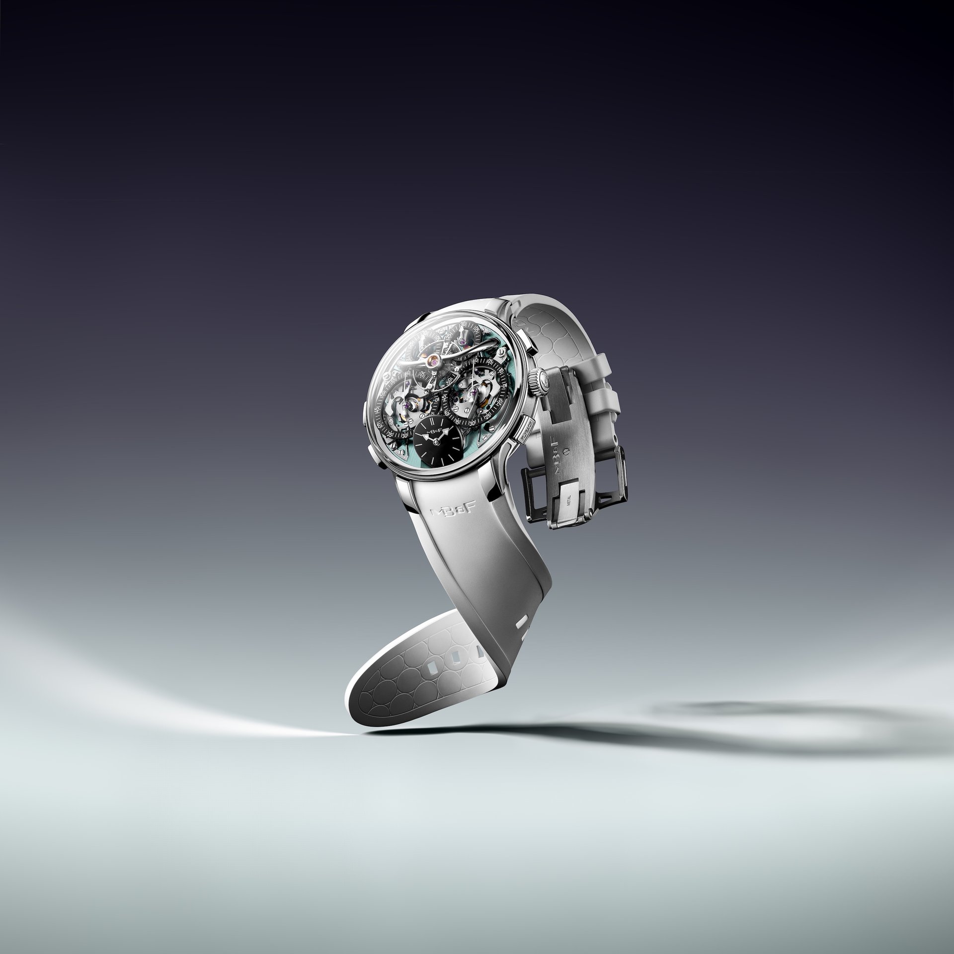 MB&F LM Sequential Flyback EVO 2026 lifestyle fotó – aquamarin tárcsalap, 5-ös titán ház, kettős kronográf flyback funkcióval
