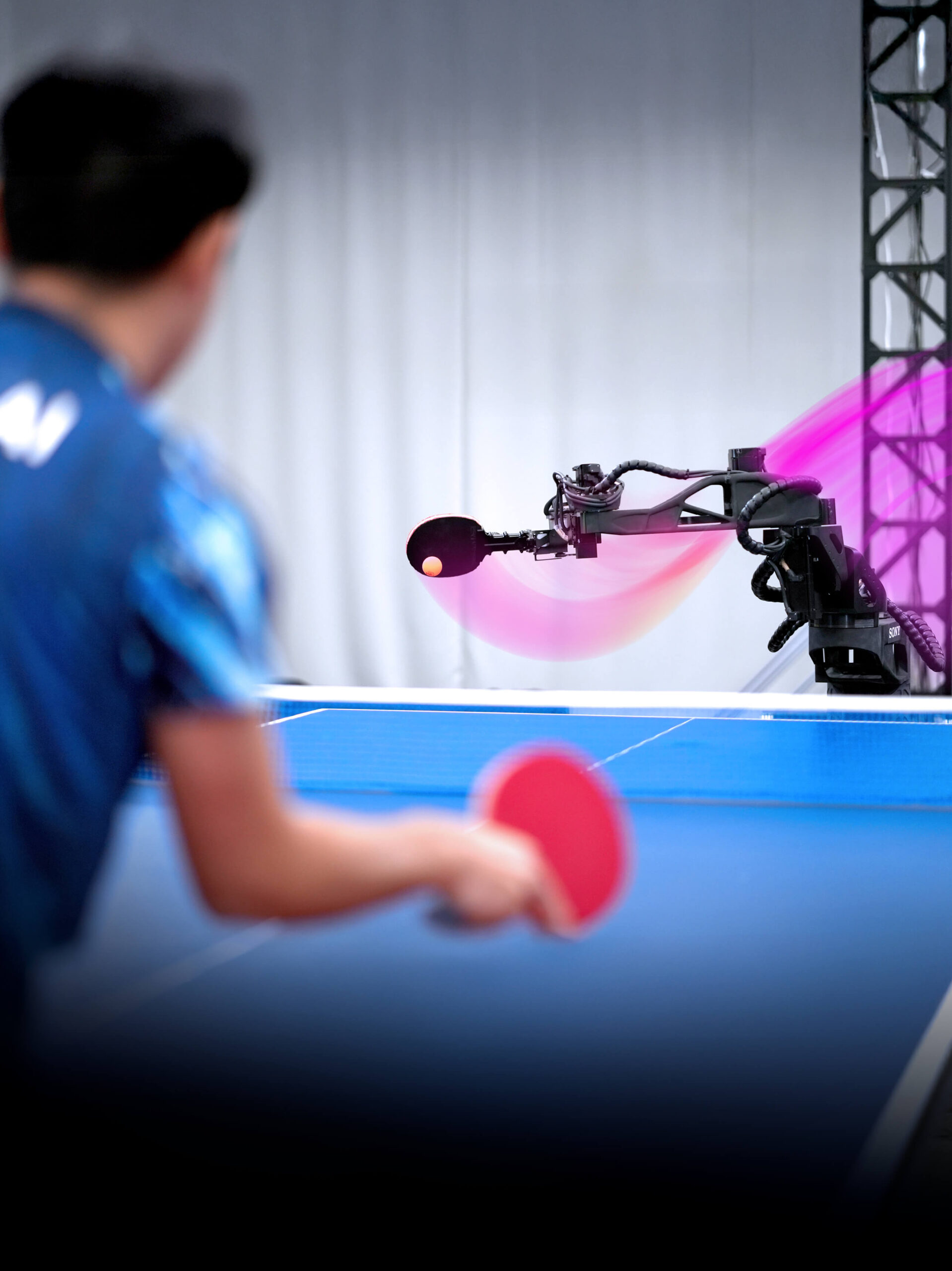 Sony AI Ace robotkar a profi pingpongasztal mellett