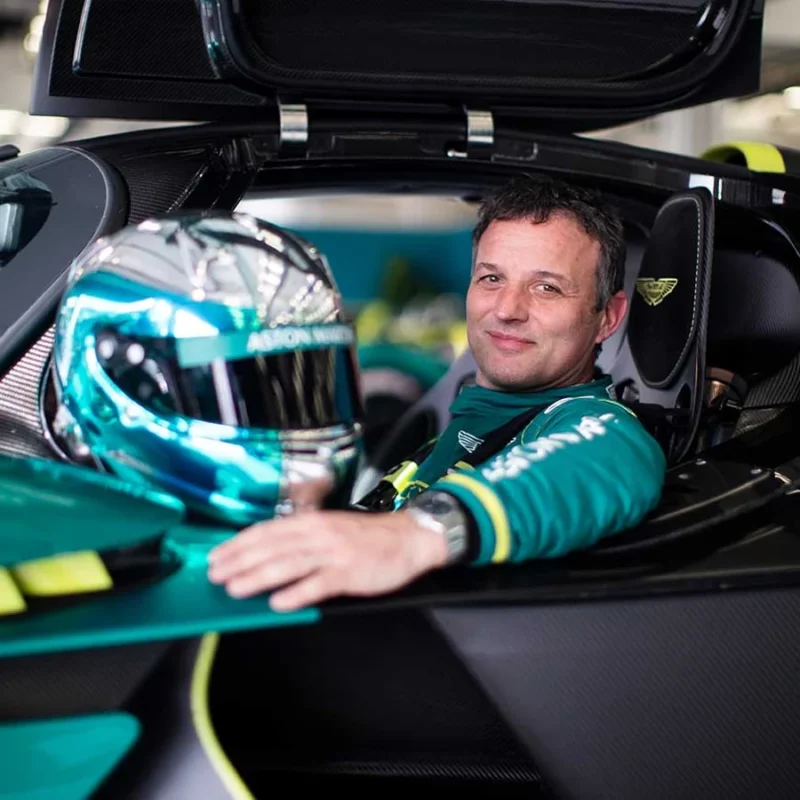 Darren Turner, a Curv alapítója az AMR-C01-R szimulátor kabinjában