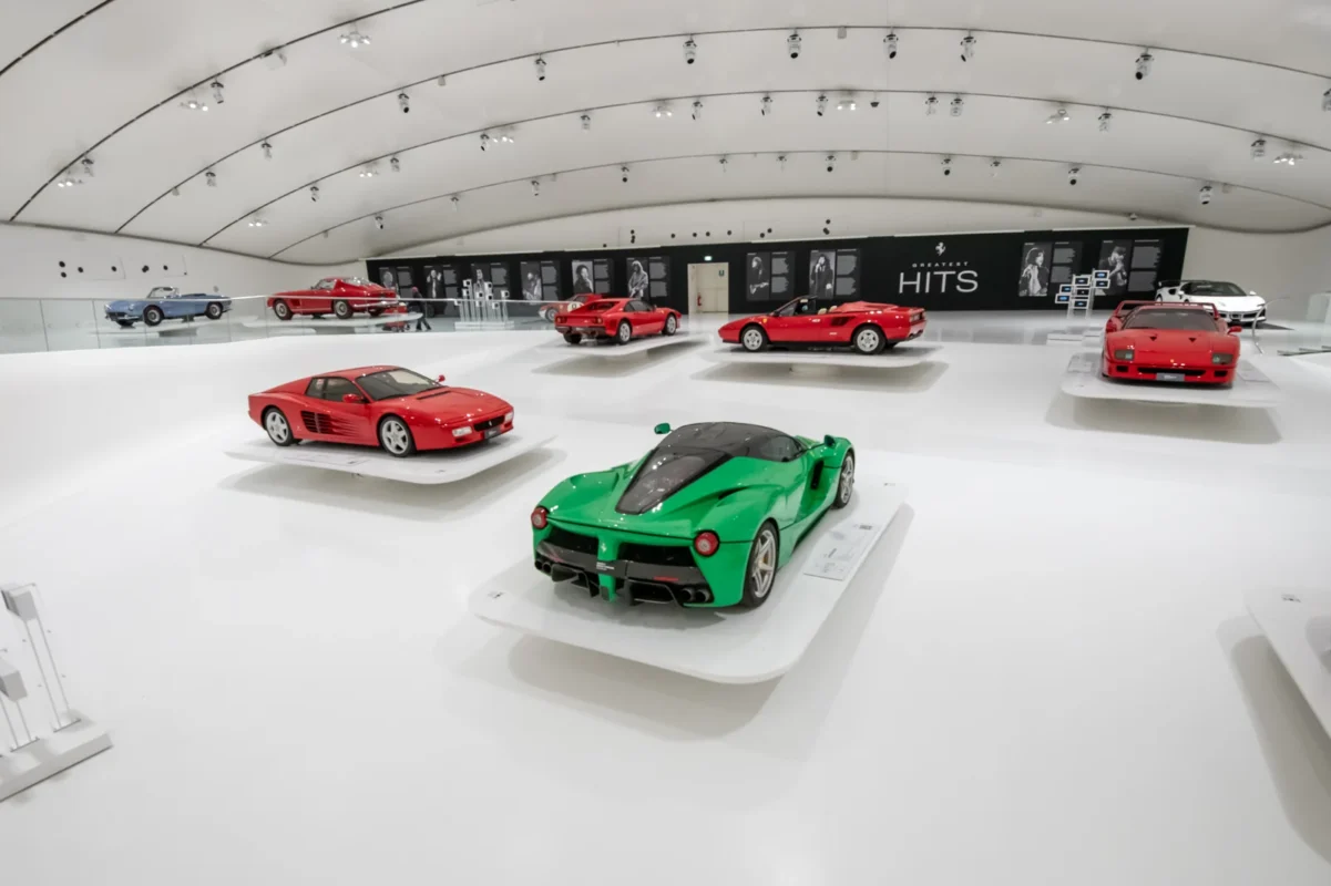 Kék klasszikus Ferrari 250 GT a kiállításon