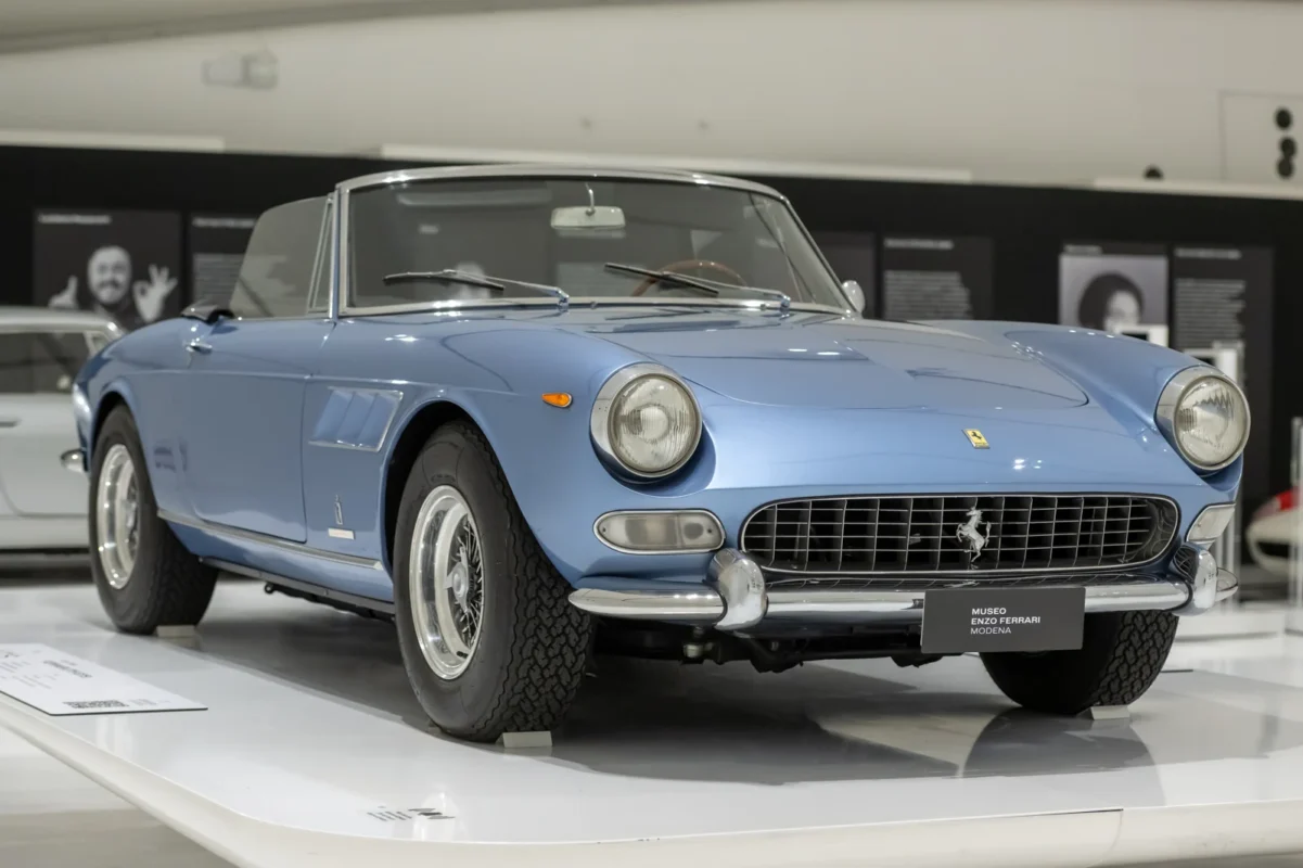 Herbert von Karajan kék Ferrari 250 GT Lusso modellje