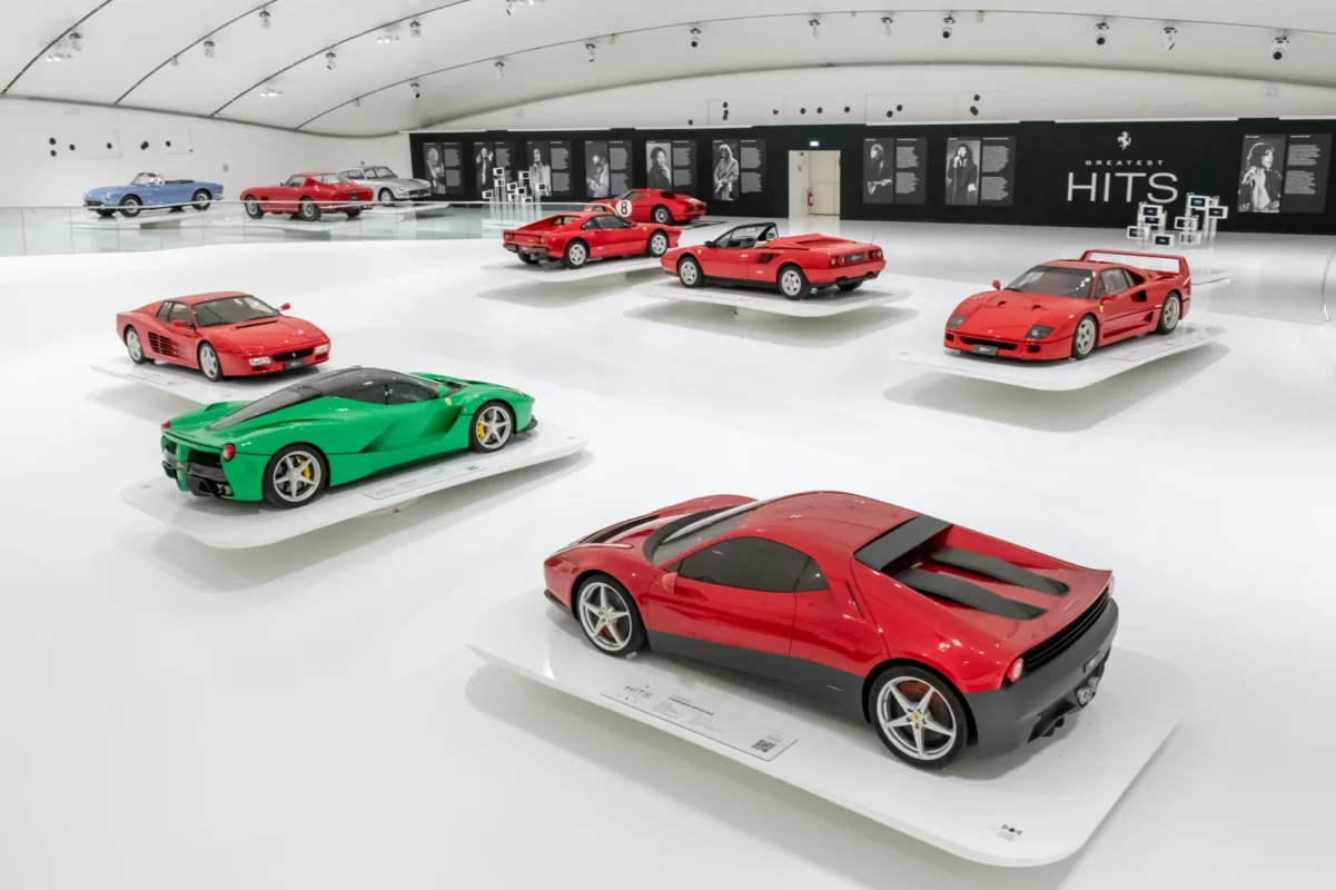 Aranybarna klasszikus Ferrari GT a kiállításon