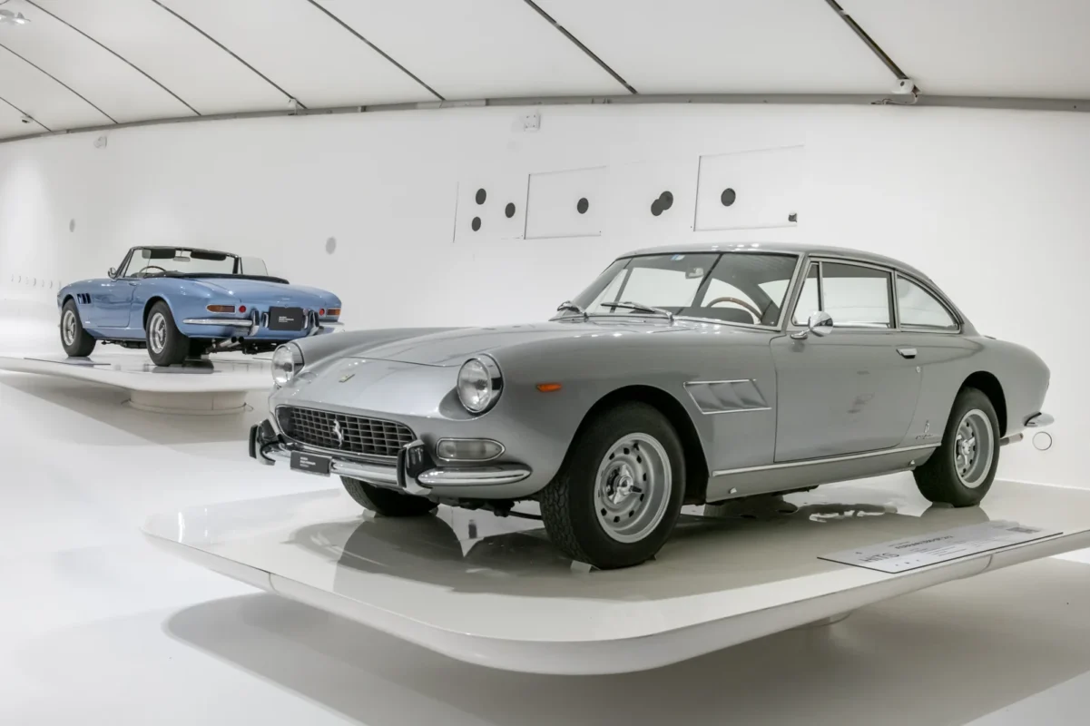 Ezüst klasszikus Ferrari coupé a Museo Enzo Ferrariban
