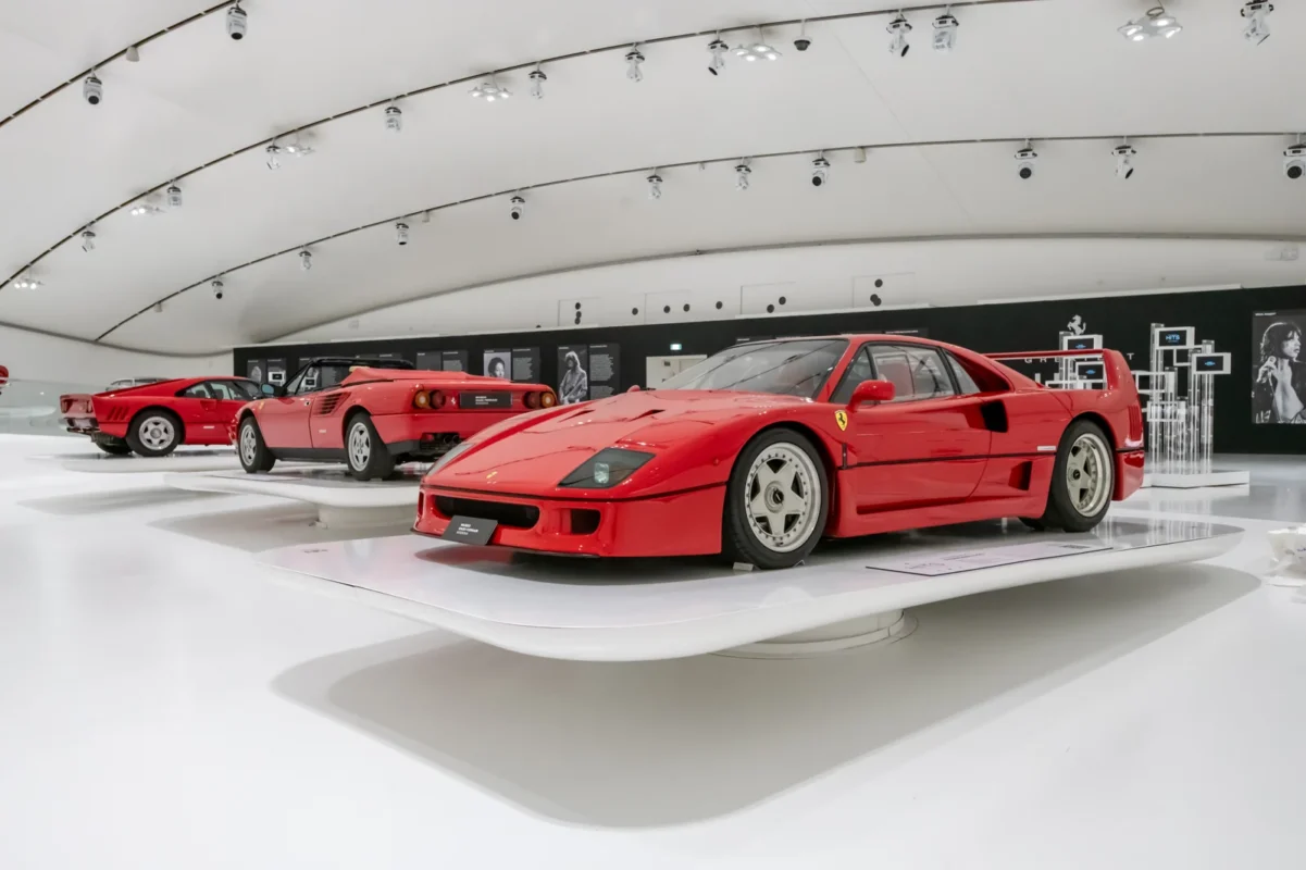 Piros Ferrari F40 a Museo Enzo Ferrari tárlatán