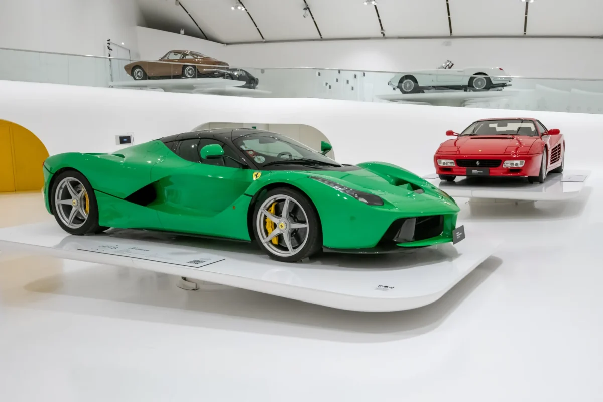 Fehér Ferrari hypercar a Greatest Hits kiállításon