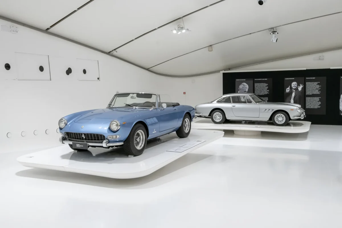 Klasszikus Ferrari GT modellek a Museo Enzo Ferrari terében