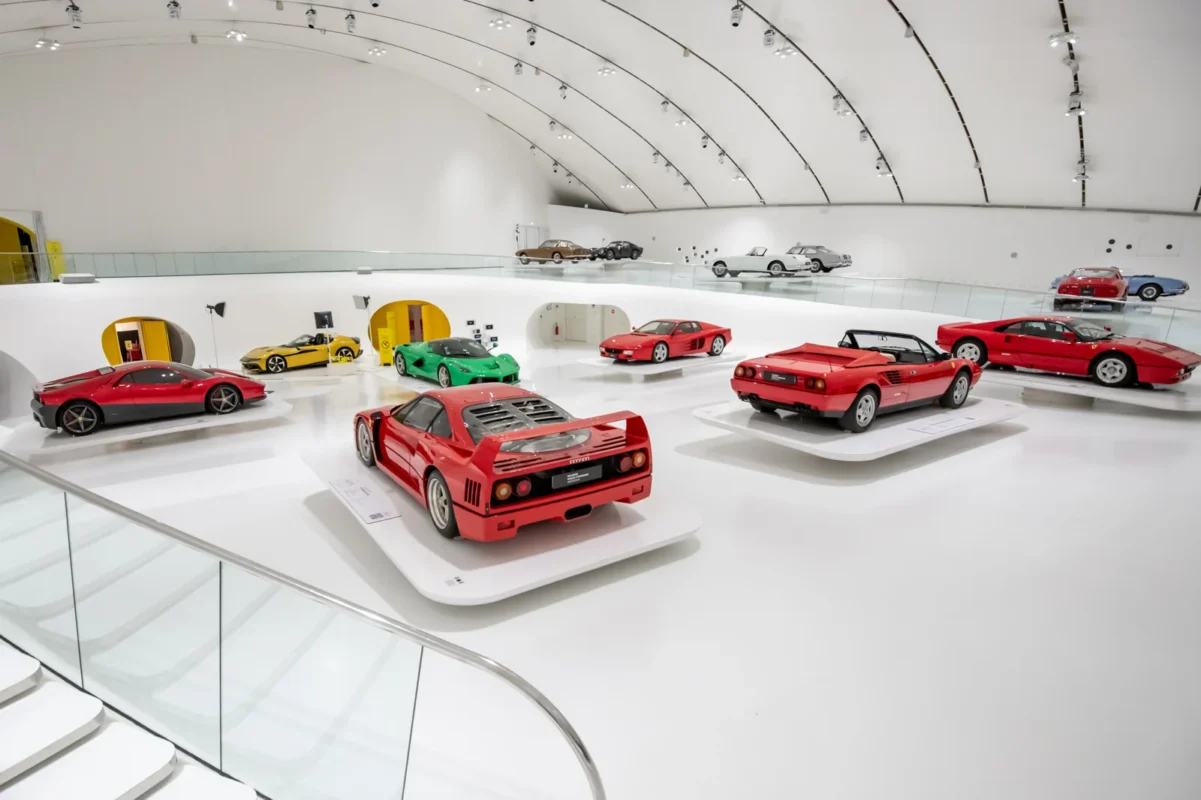 Ezüst és kék klasszikus Ferrari GT a tárlaton