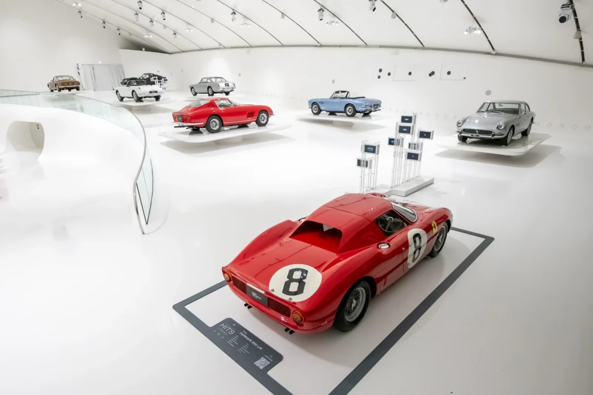 Modern Ferrari modellek sora a Greatest Hits kiállításon