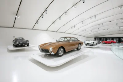A The Greatest Hits – Music Legends and their Ferraris kiállítás a Museo Enzo Ferrariban