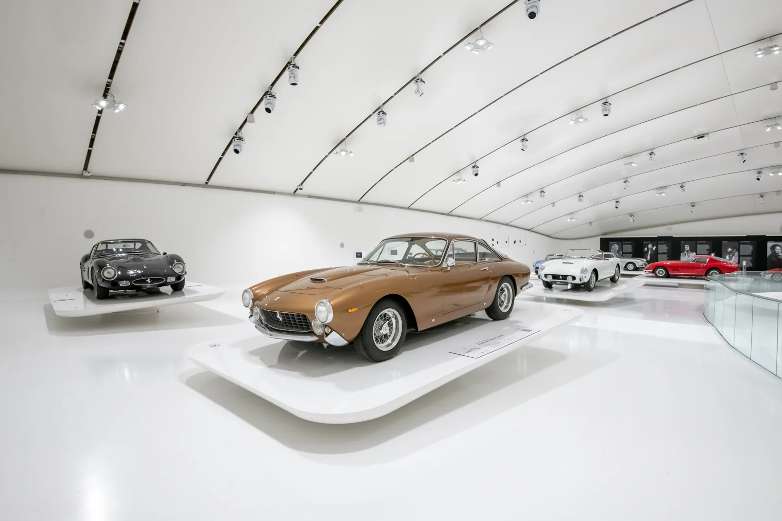 A The Greatest Hits – Music Legends and their Ferraris kiállítás a Museo Enzo Ferrariban