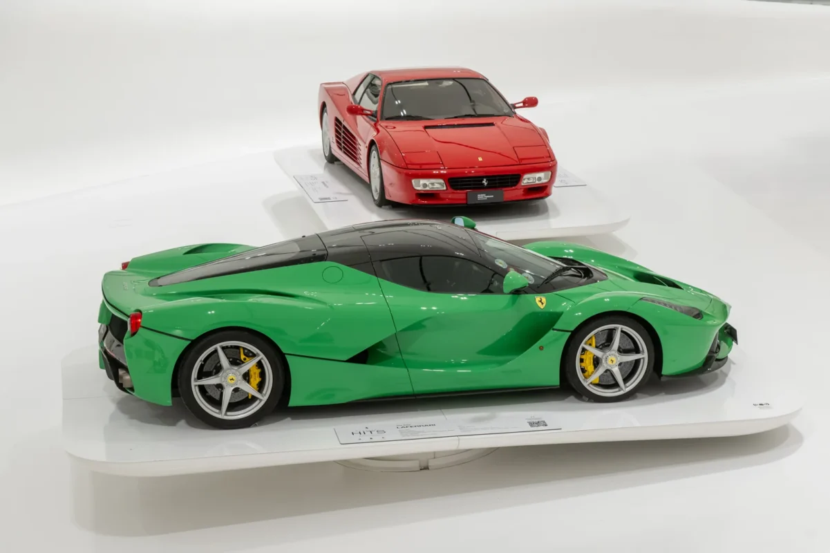 Ferrari-modellek és installációk a Greatest Hits tárlaton