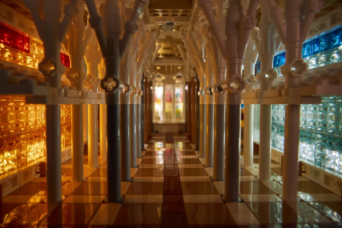 A LEGO Sagrada Família belső tere áttetsző elemek szivárványszínű ragyogásával