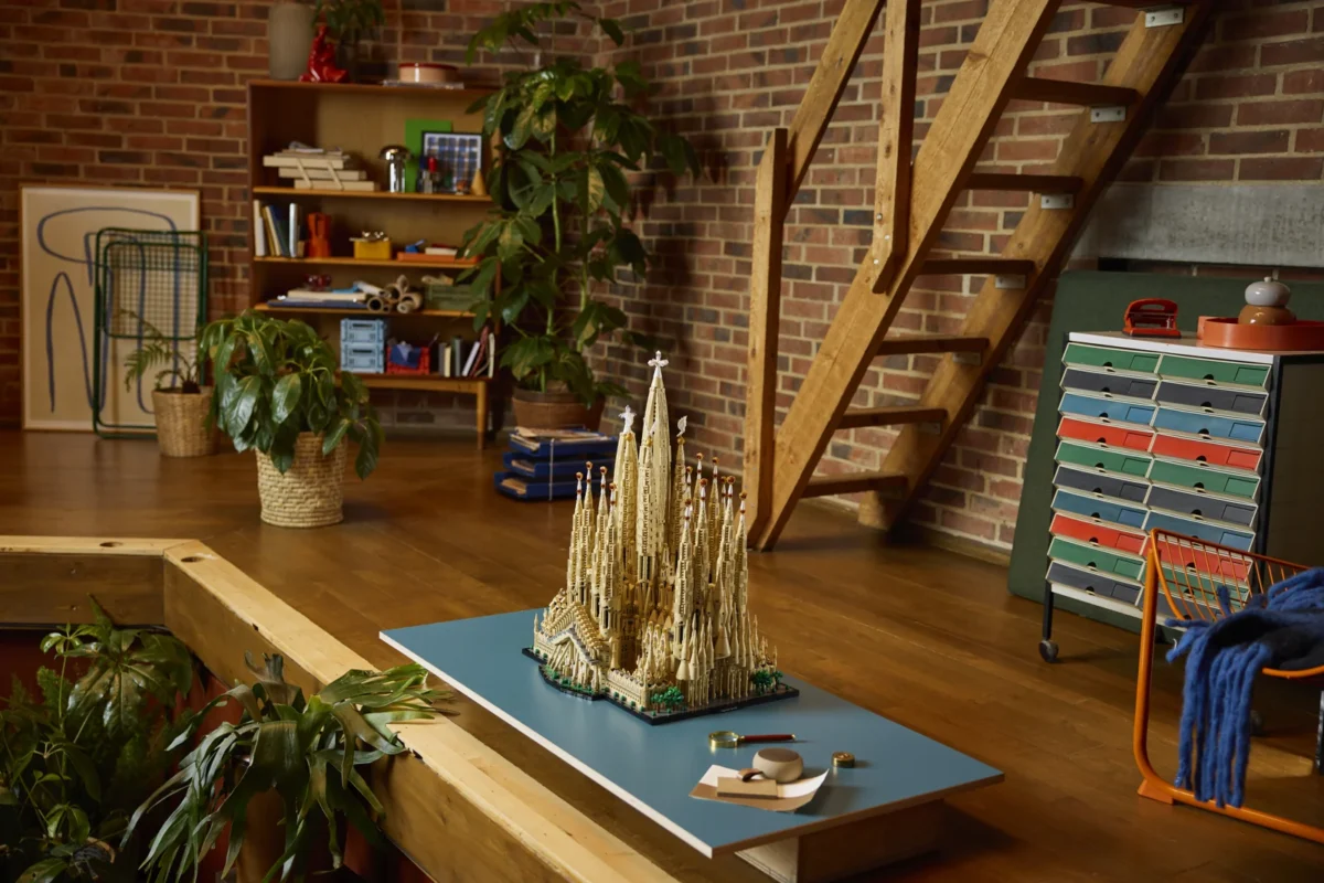 A 21065-ös LEGO Sagrada Família modell otthoni környezetben