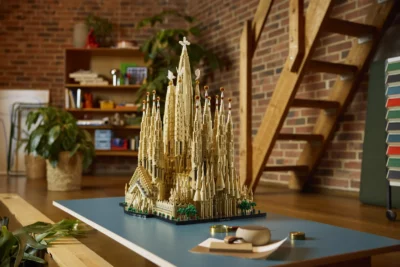 A LEGO Sagrada Família makett teljes pompájában egy nappali asztalán