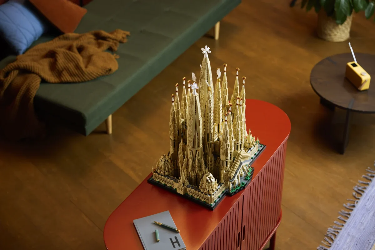 A LEGO Sagrada Família makett egy piros tárolószekrényen
