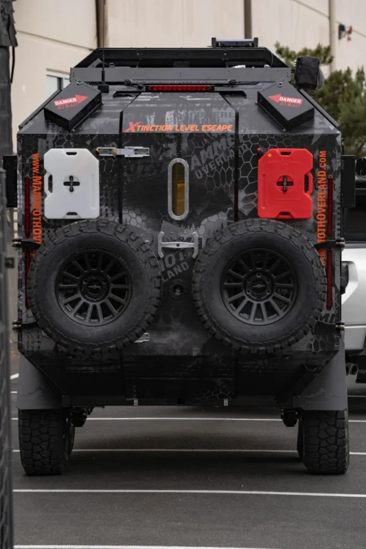 A Mammoth Overland XLE hátulnézetből, pótkerékkel és felszereléssel