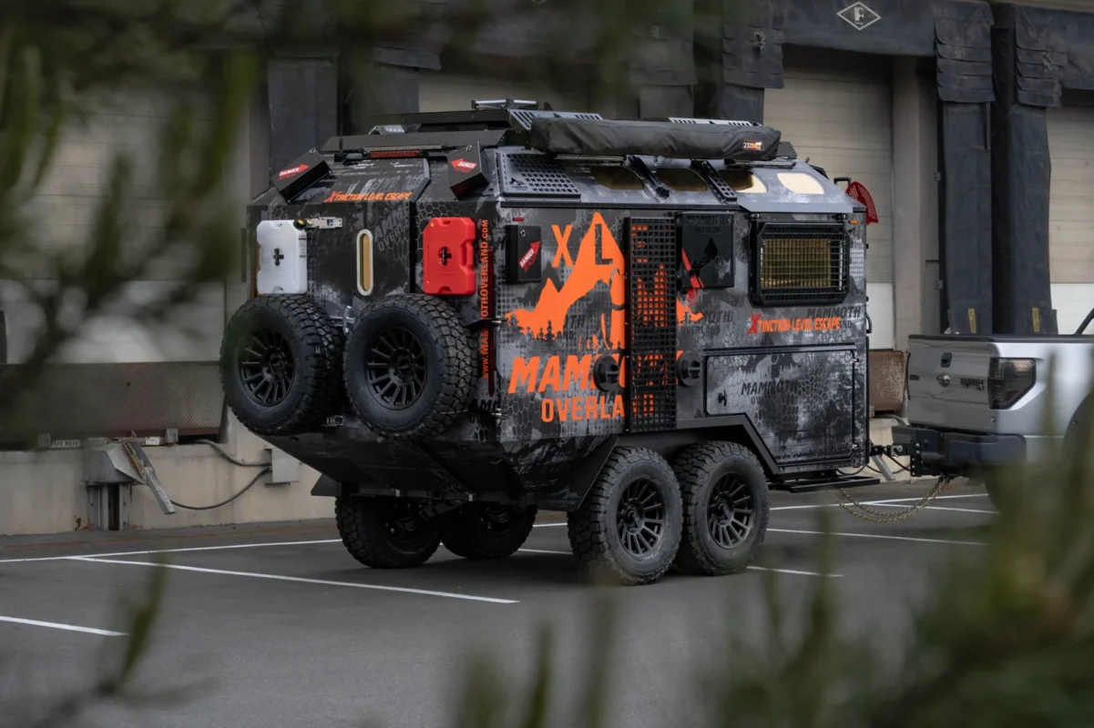 A Mammoth Overland XLE teljes szerelvénye terepen