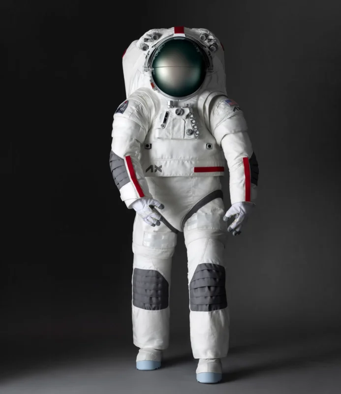 A Prada és az Axiom Space AxEMU holdi szkafandere szemből