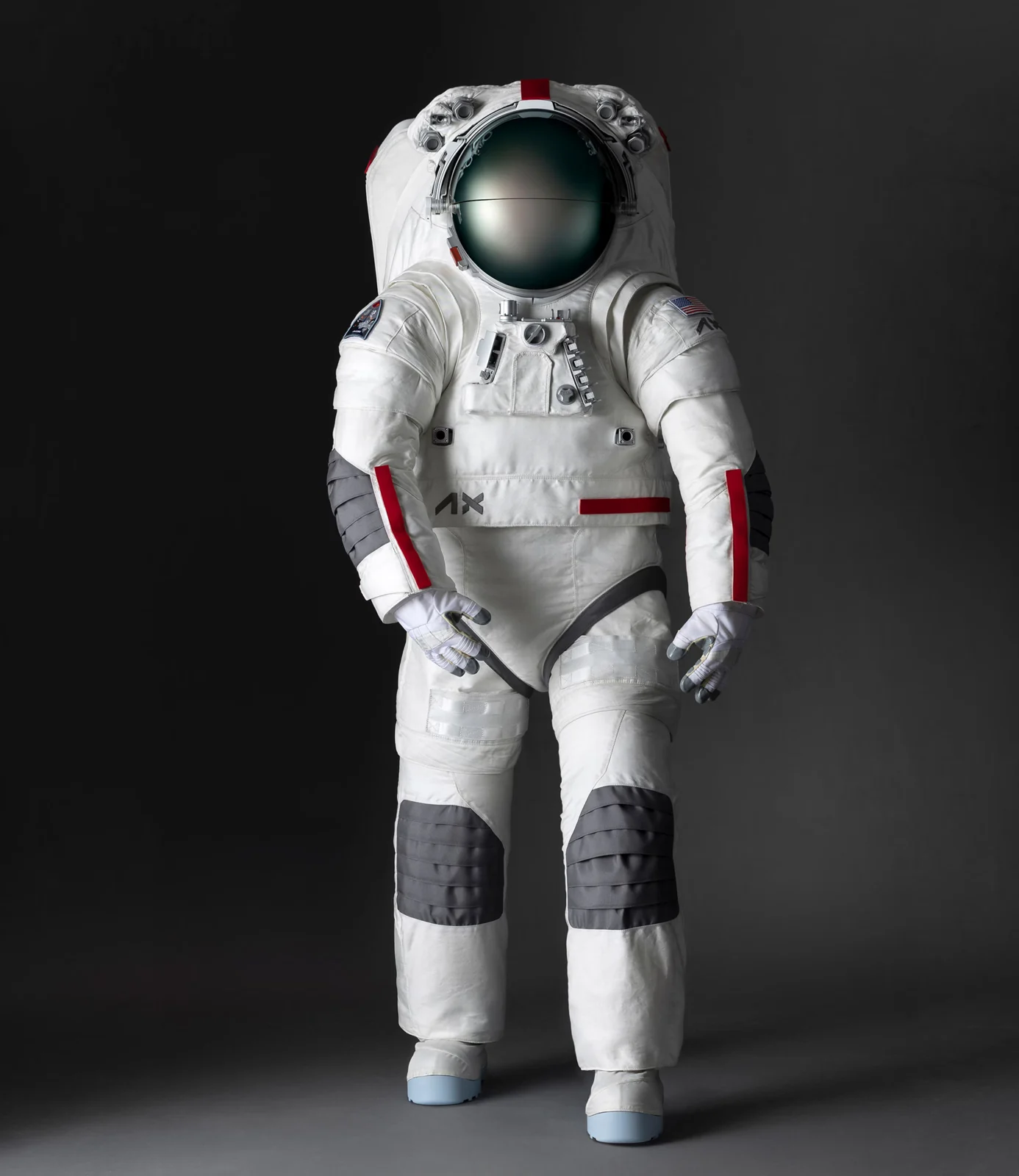 A Prada és az Axiom Space AxEMU holdi szkafandere szemből