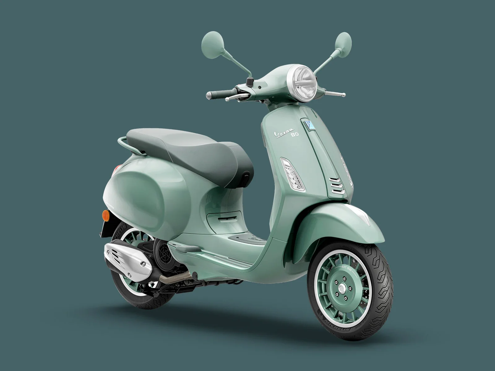 A Vespa Primavera 125 jubileumi, zsályazöld modellje stúdióháttér előtt