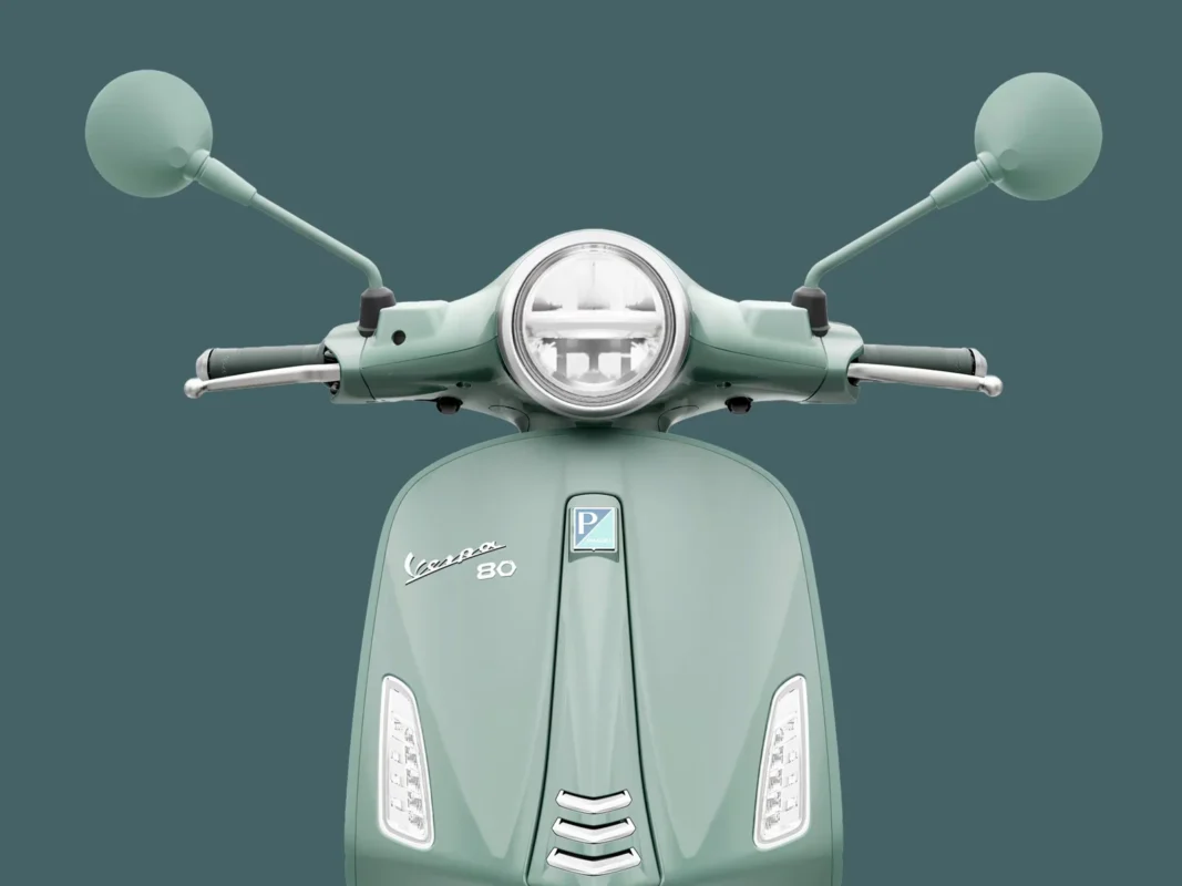 A Vespa Primavera 125 80. évfordulós modell szemből