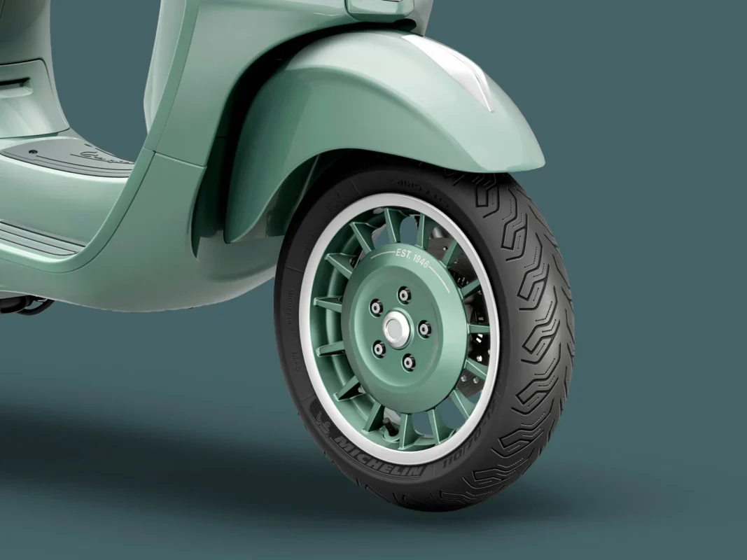 A jubileumi Vespa Primavera kerékrészlete