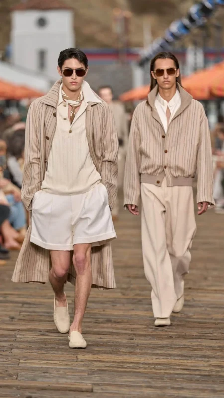 Két modell világos, dégagé szabású Zegna SS27 szettben a kifutón