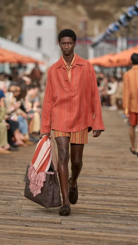 Korallszínű, csíkos Zegna SS27 darab krokodil textúrájú táskával