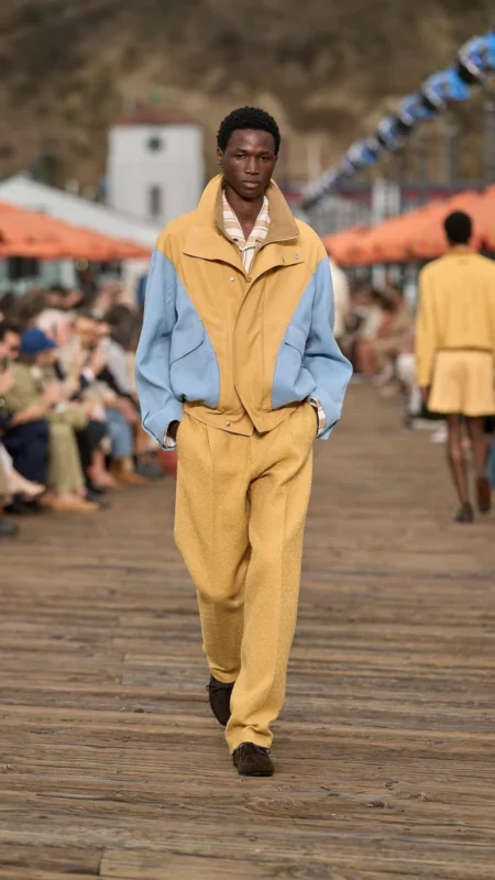 Élénk sárga és kék Zegna SS27 színkombináció a kifutón