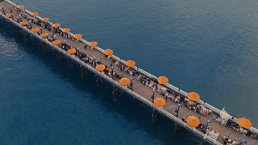 A Zegna Spring/Summer 2027 La Villeggiatura bemutató helyszíne, a Malibu Pier narancssárga napernyőkkel