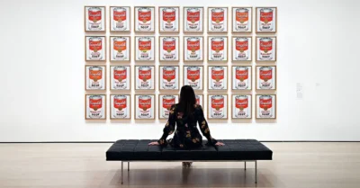 Múzeumlátogató a Andy Warhol harminckét Campbell's leveseskonzervet ábrázoló sorozata előtt