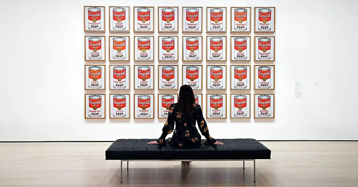 Múzeumlátogató a Andy Warhol harminckét Campbell's leveseskonzervet ábrázoló sorozata előtt
