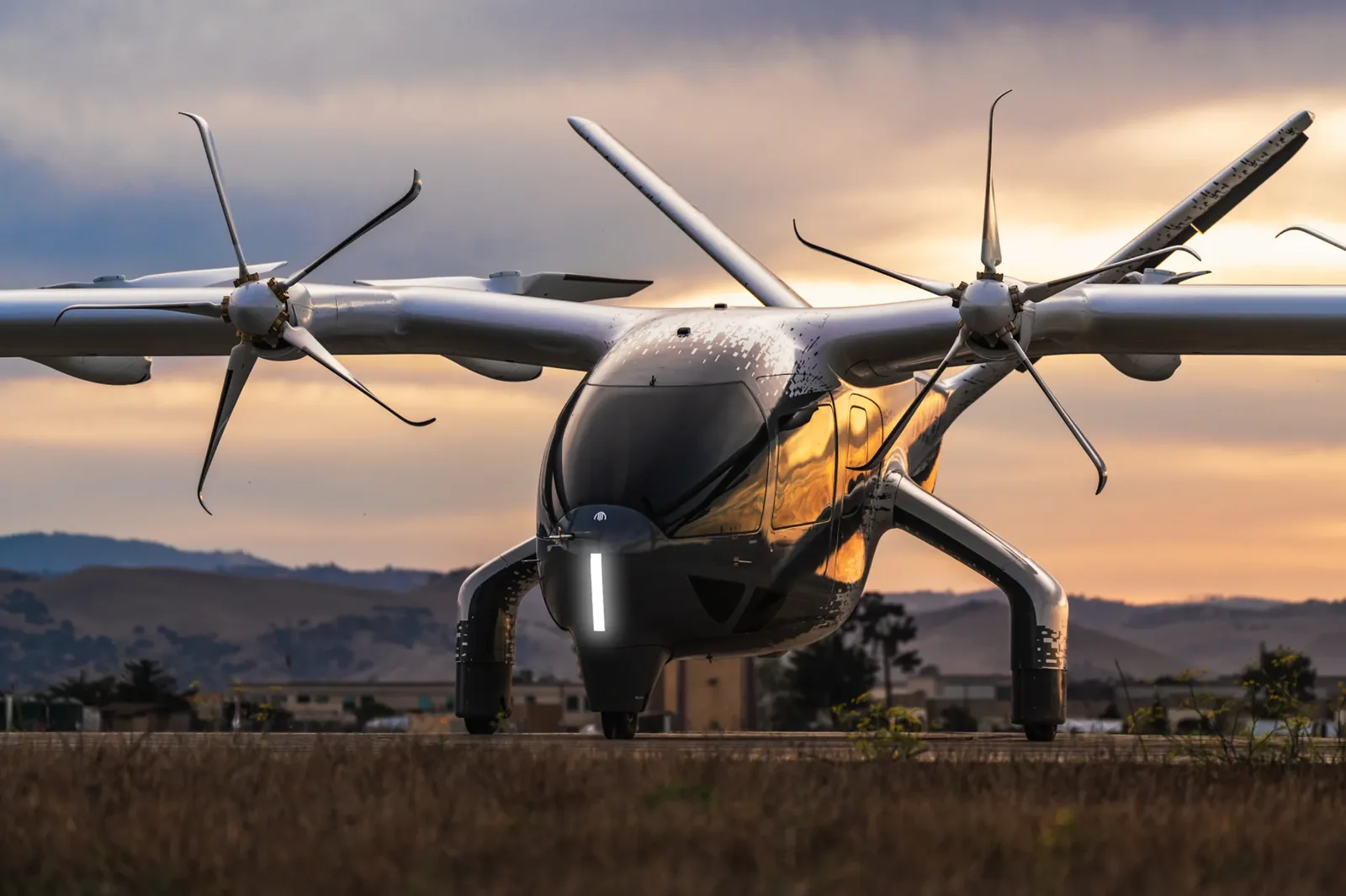 Az Archer Midnight eVTOL a kifutón napnyugtakor, tizenkét légcsavarral