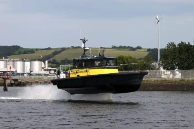 Az Artemis EF-12 Pilot elektromos hydrofoil kalauzhajó a víz felett szárnyalva