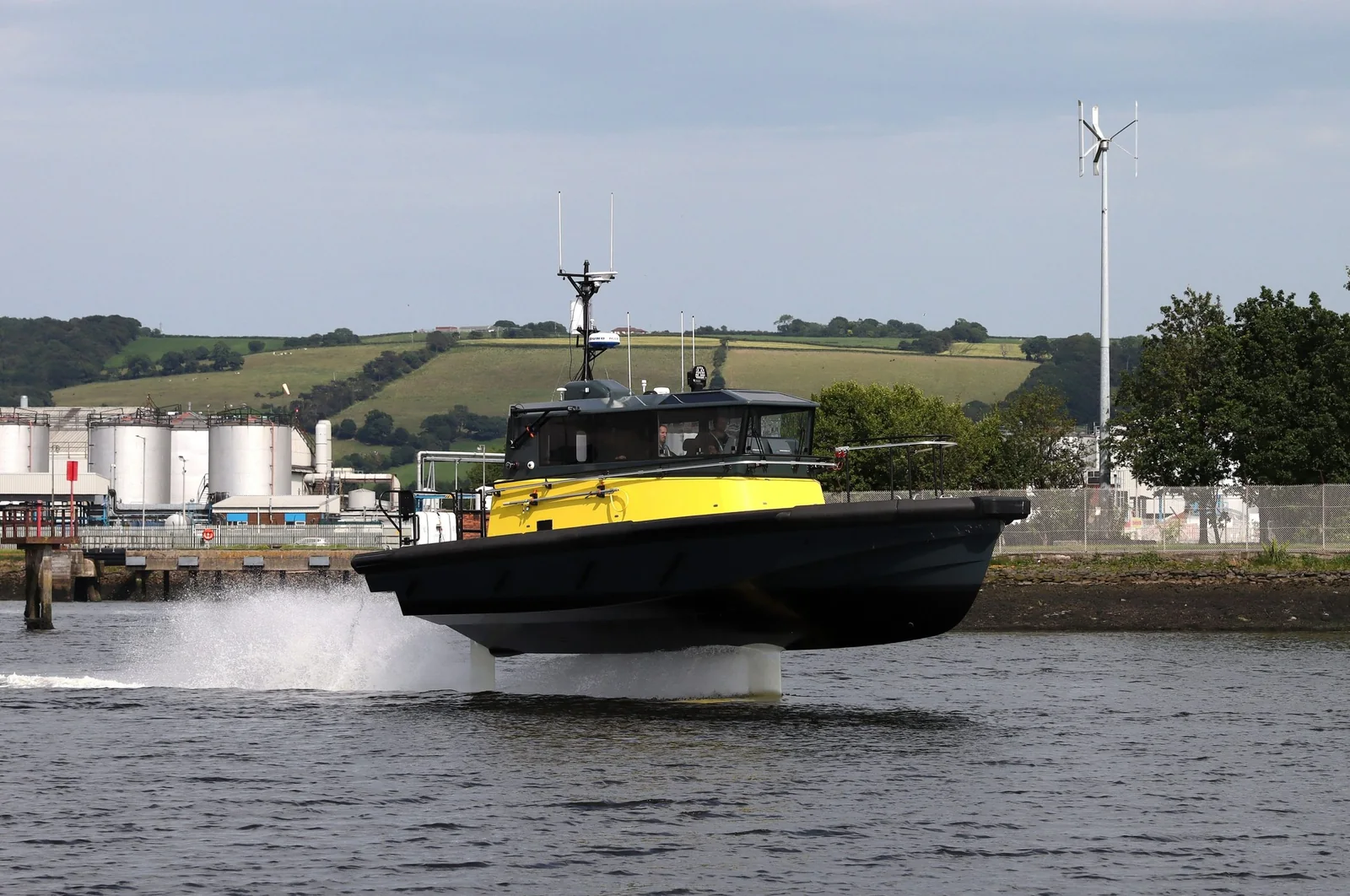 Az Artemis EF-12 Pilot elektromos hydrofoil kalauzhajó a víz felett szárnyalva