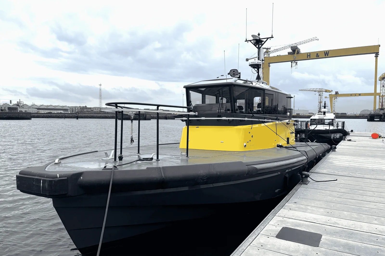 Az Artemis EF-12 Pilot menetben, a hajótest a víz fölé emelkedve