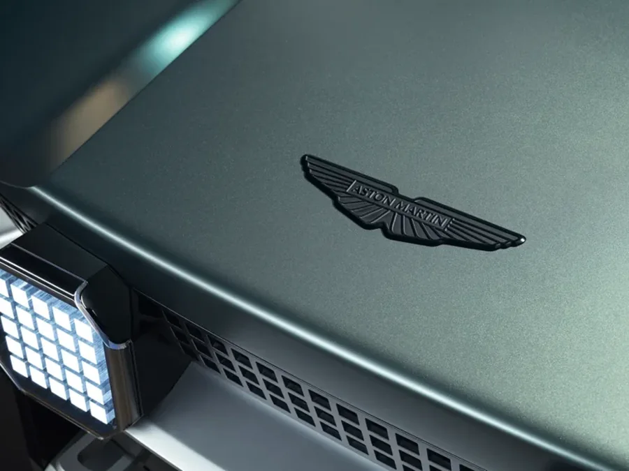 Az Aston Martin szárnyas emblémája a Dreadnought szénszálas motorháztetőjén