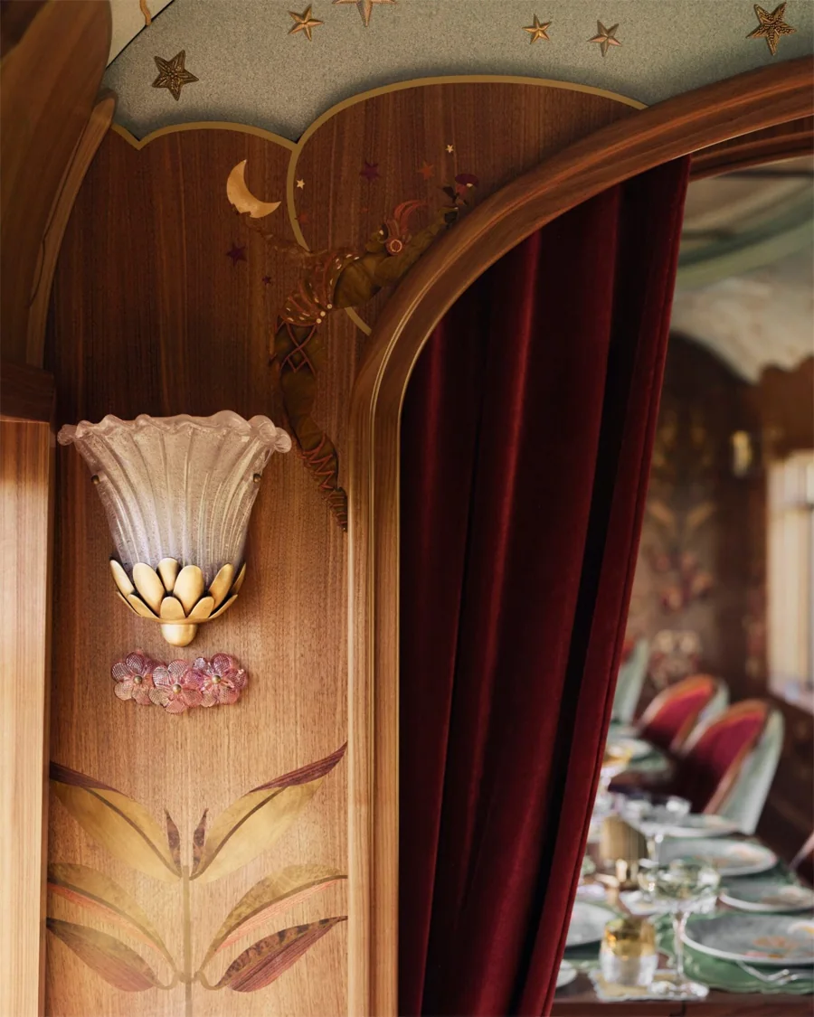 A Belmond Celia vagon Art Deco fali gyertyatartója, csillagos mennyezettel